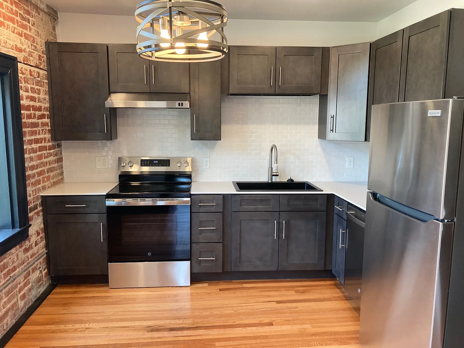 3 bed, 1.5 bath, 1936 sqft, $2,000 — Photo 2