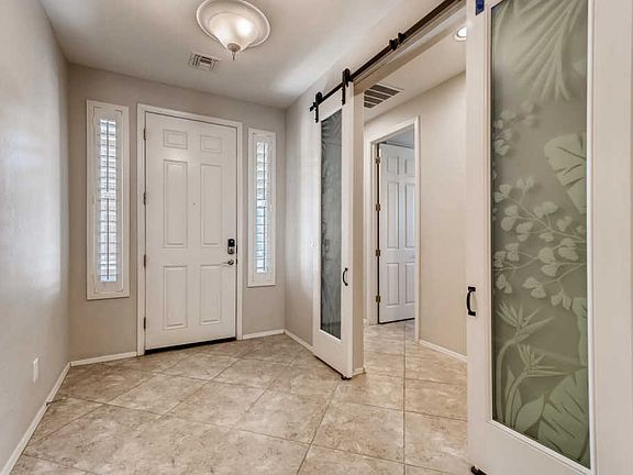 3rd image of 924 W Desert Hollow Dr