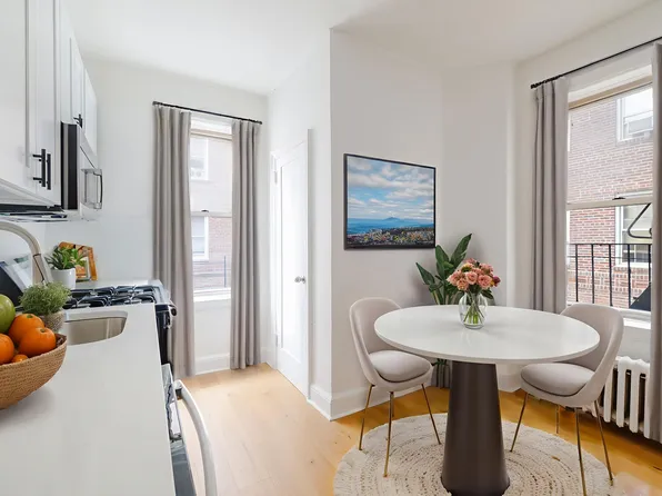 59-11 Queens Boulevard image 2 of 9