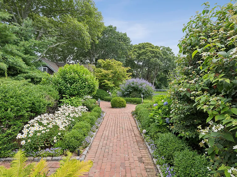 20 Quogue St — Photo 32