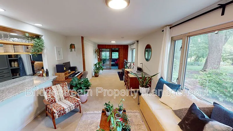 3 bed, 2.0 bath, 1901 sqft, $1,995 — Photo 3