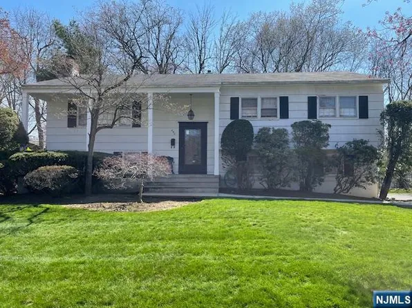 482 Tulane Ct, Paramus, NJ 07652
