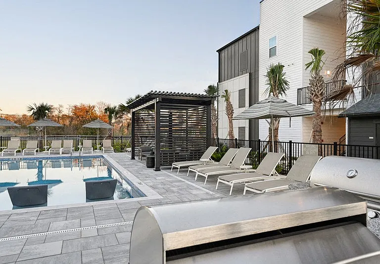 District West — Photo 25