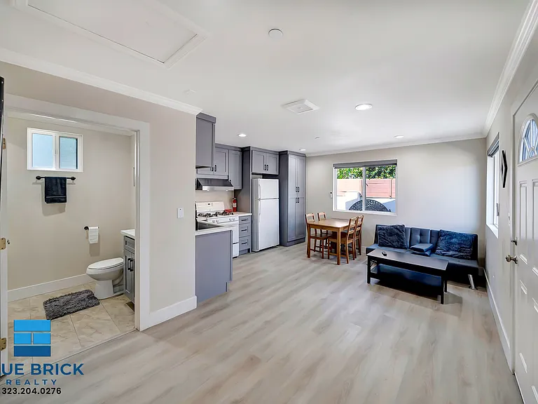 5843 Vanalden Ave — Photo 1