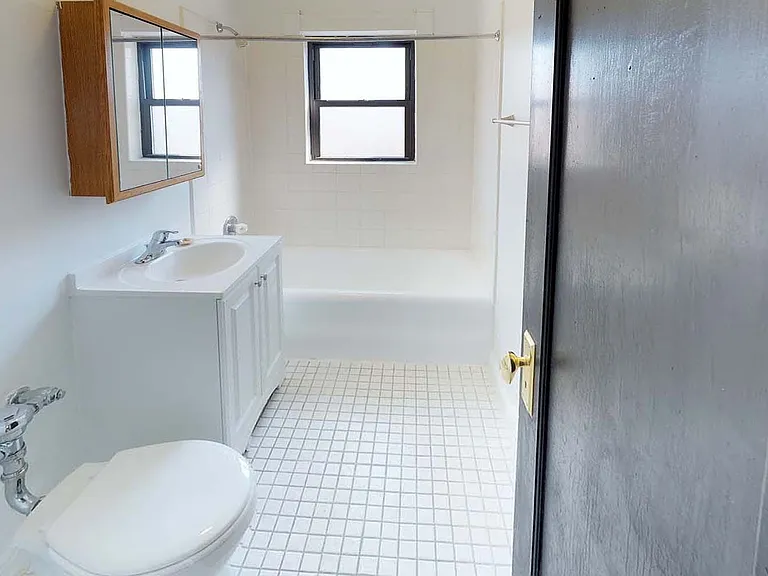 1440 E. 52nd Street — Photo 28