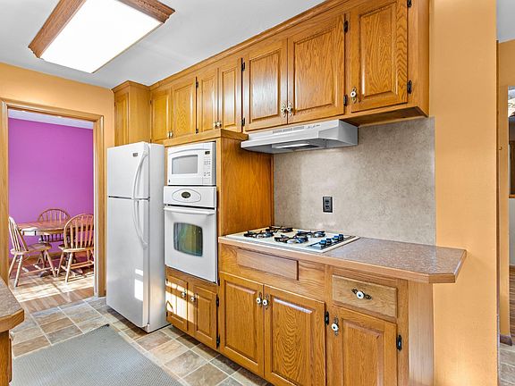5th image of 1060 Hathaway Ln NE