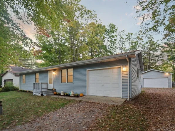 769 W Maplecrest Dr, Sanford, MI 48657