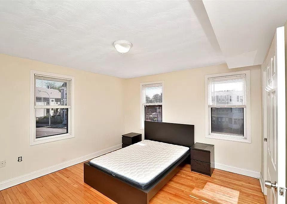 2nd image of 964 Morton St #2