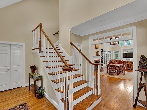4th image of 417 Stewart St