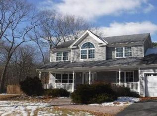 8 Farmhouse Dr, Ridge, NY 11961