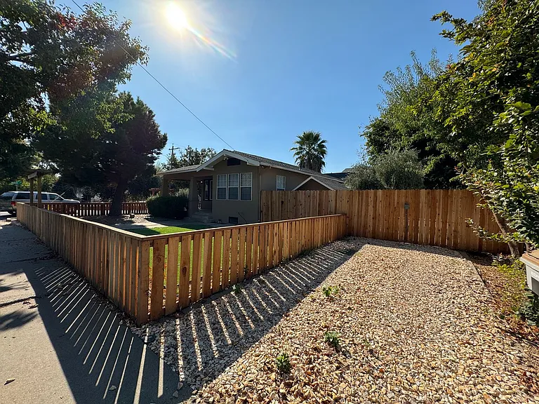 498 Johnston St — Photo 32