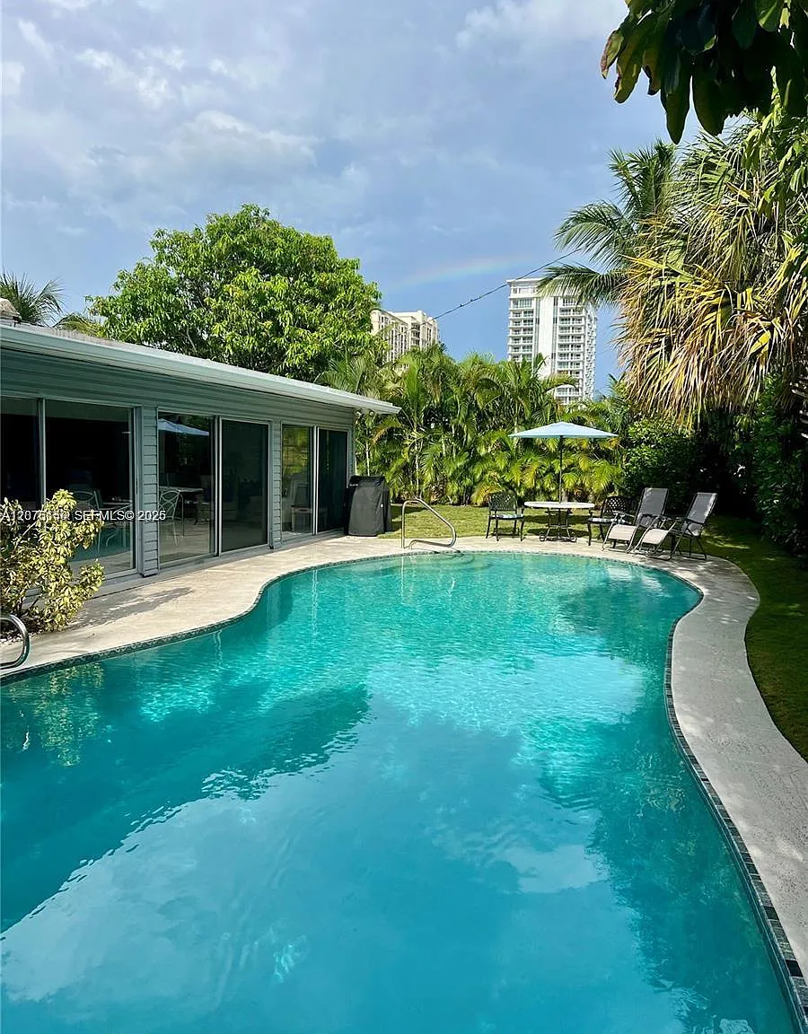 Yacht Harbor Manor — Photo 1