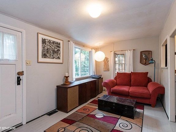 4th image of 438 E Saint Clair Ave