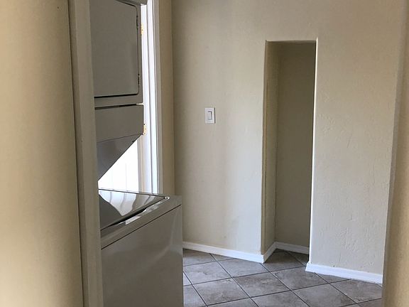 4th image of 903 E Adams St