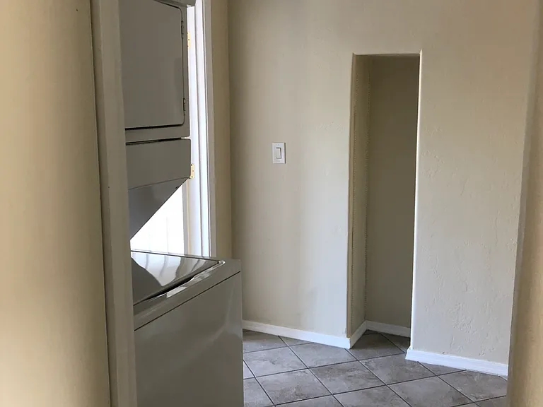 903 E Adams St — Photo 4