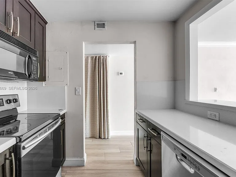 9001 SW 77th Ave #C202 — Photo 6