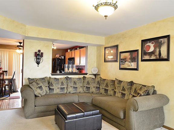 4th image of 512 E Victoria Cir
