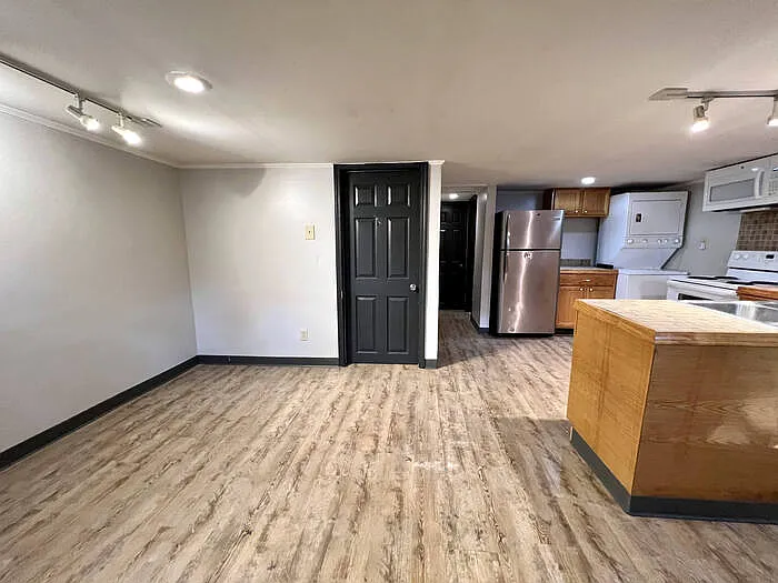 319 Howard St — Photo 54