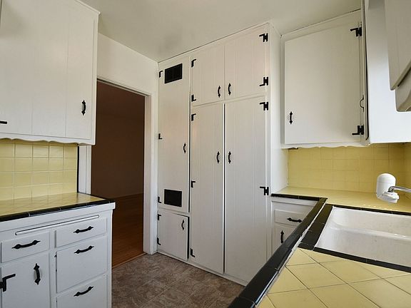 4th image of 5716 Kester Ave Unit 5