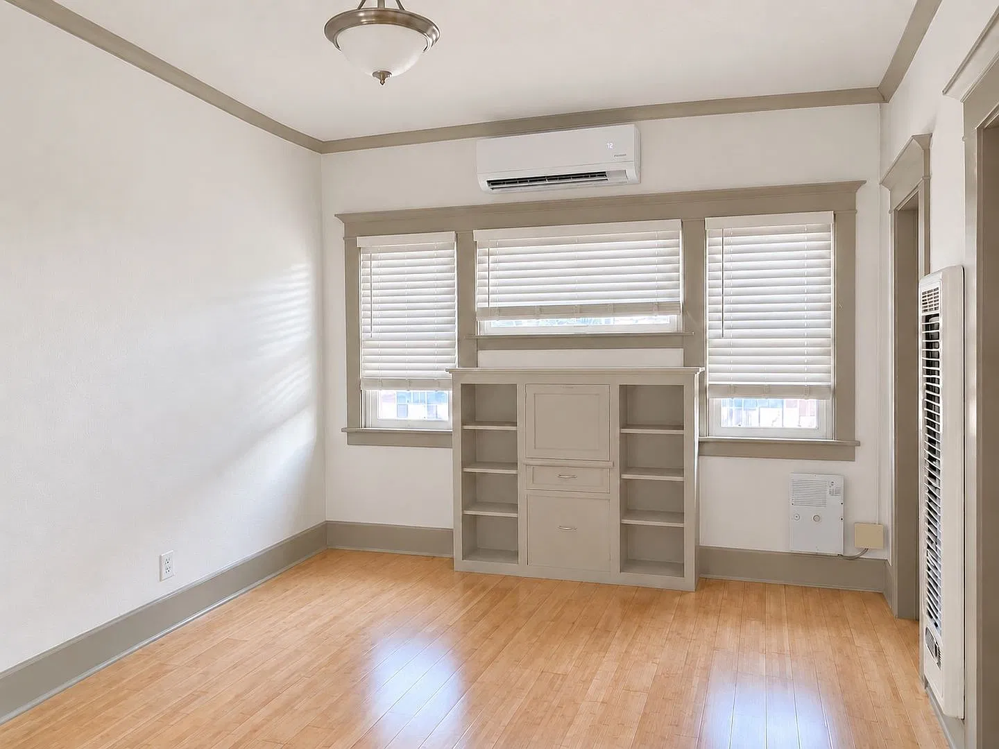 Beautifully Renovated Long Beach Property — Photo 4