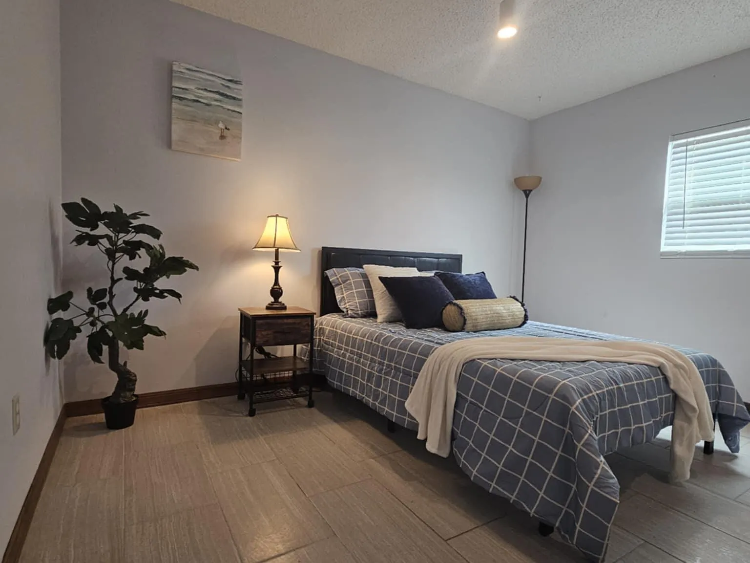 4 bed, 3.0 bath, 2450 sqft, $888 — Photo 2