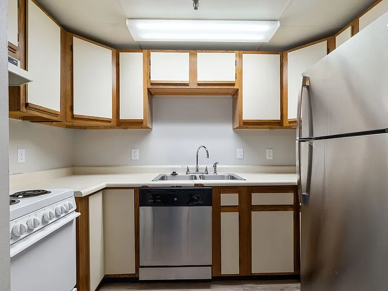Austin Manor — Photo 18