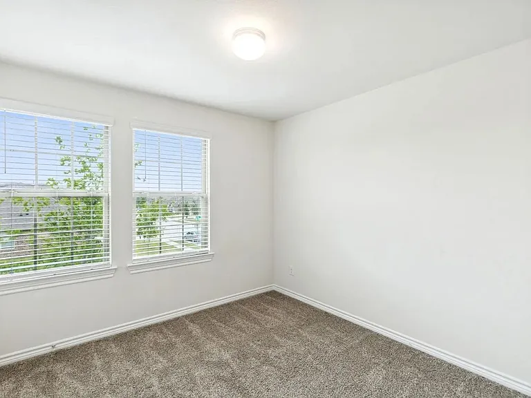 401 Gallop Dr — Photo 10