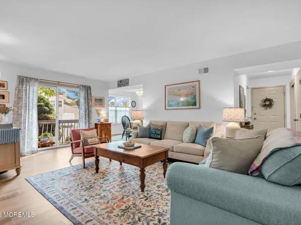 13 Diane Dr, Tinton Falls, NJ 07753
