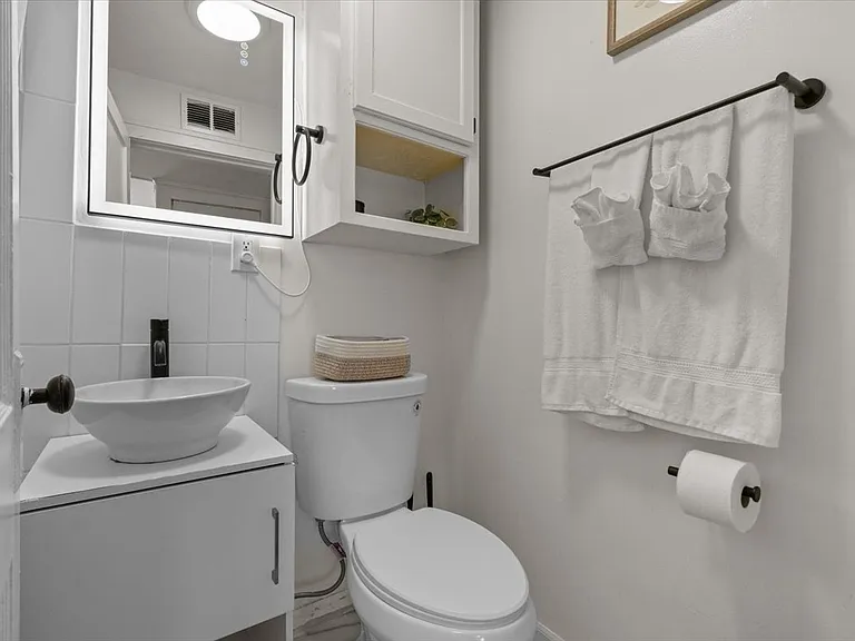 1111 W 41st St #2W — Photo 11