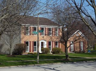 405 Lakeview Dr, Aurora, IL 60506