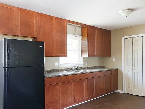 2nd image of 3514 Golfview Rd Room 1