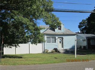 209 Woodycrest Dr, Holtsville, NY 11742