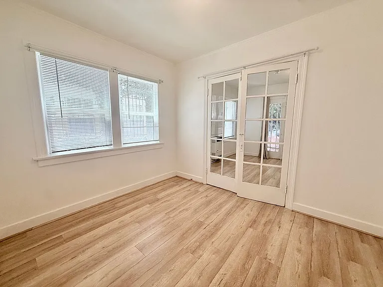 932 S Berendo St — Photo 17