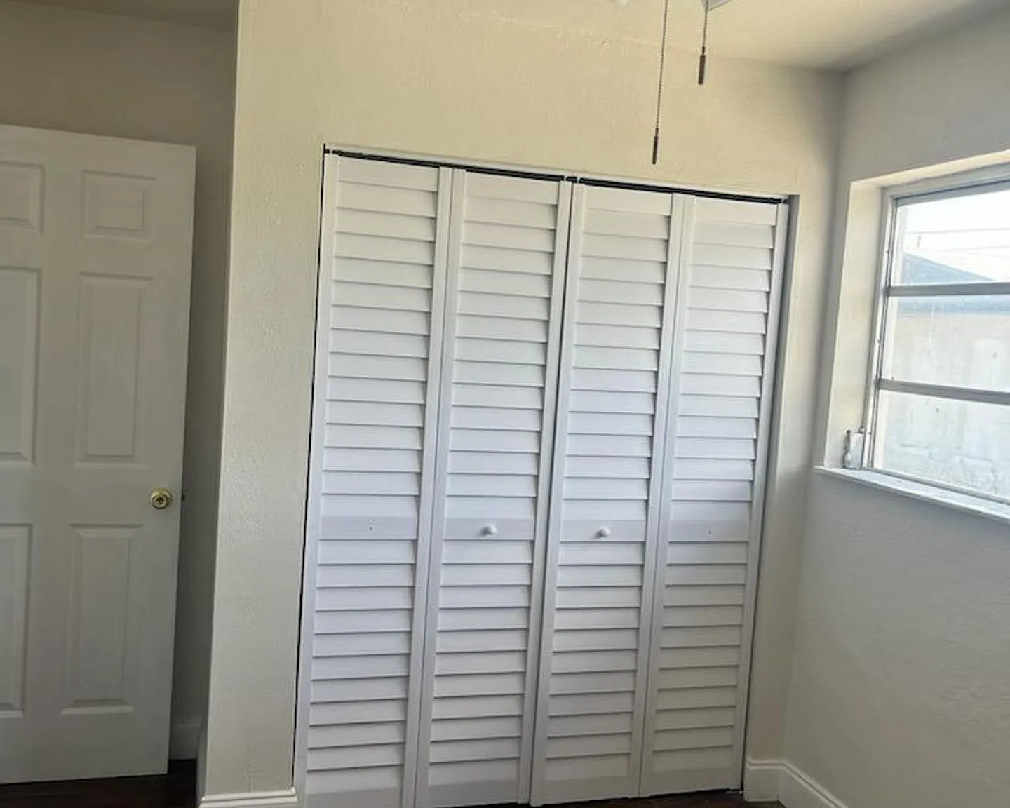 Large Newly Renovated 2 And 3 Bedroom Apartments — Photo 1