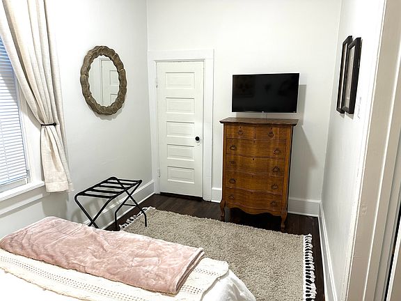 4th image of 2148 W Belle Plaine Ave
