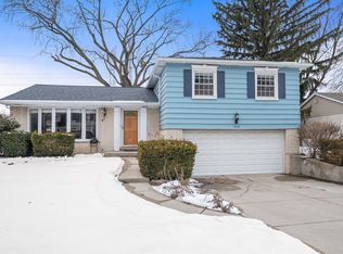 1414 N Indigo Dr, Mount Prospect, IL 60056