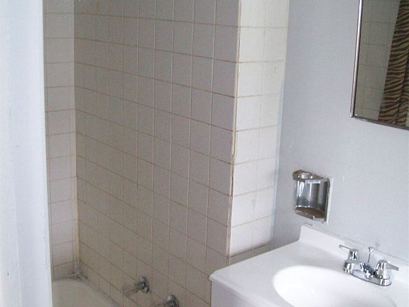 1636 kentucky Bathroom