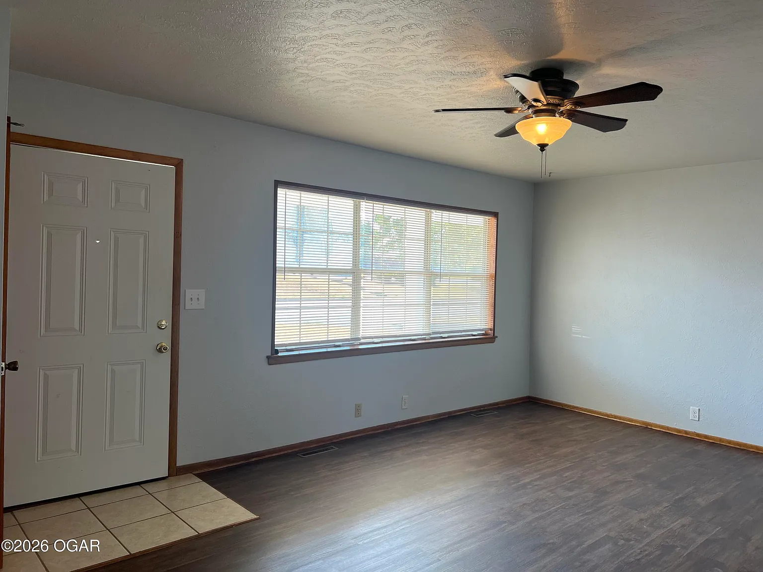 3 bed, 1.0 bath, 2000 sqft, $1,300 — Photo 2