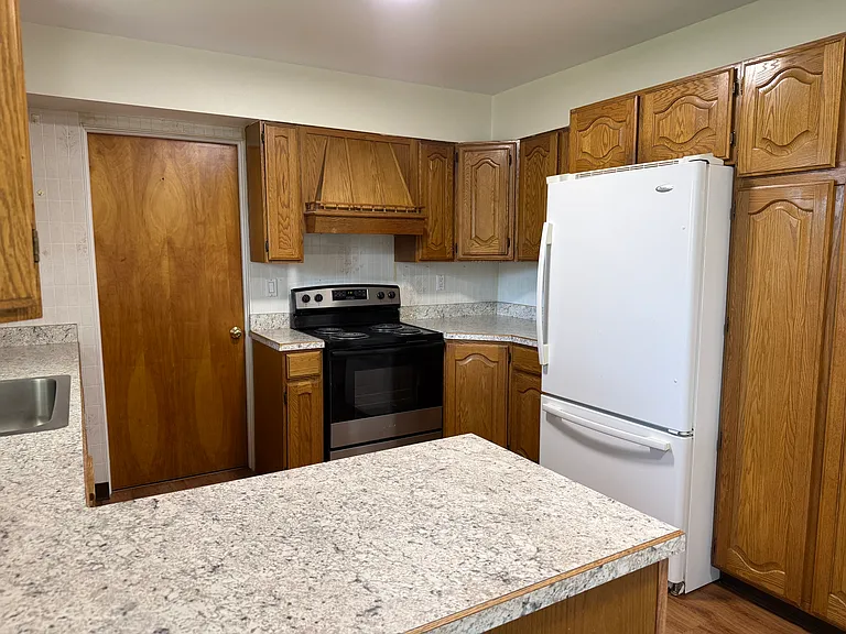 1208 Holly Dr — Photo 4