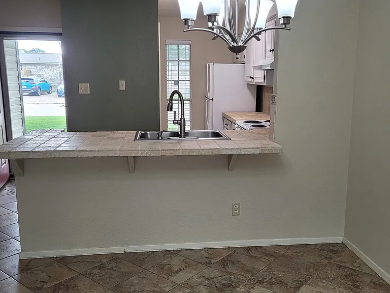 2100 Windsor Dr #6 — Photo 11