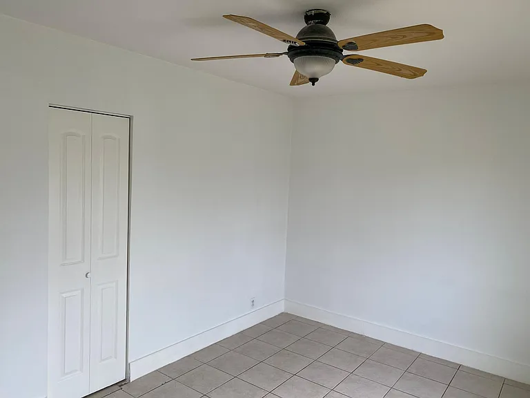 237 SW 13th St #4 — Photo 10