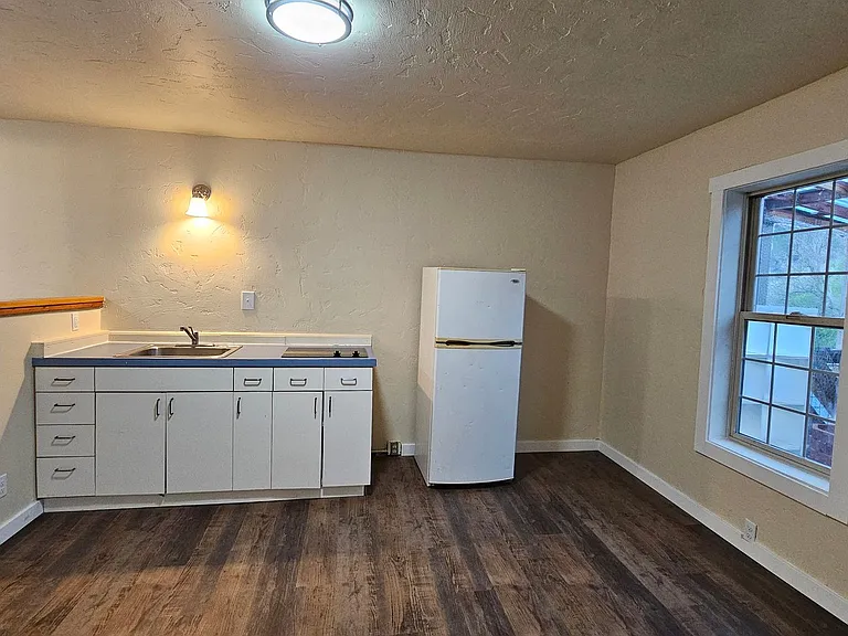 400 Railroad Ave — Photo 4