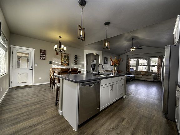 5th image of 645 Bradford Dr