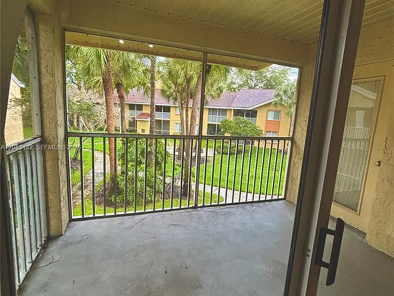 1040 Coral Club Dr #1040 — Photo 12