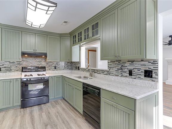 5th image of 875 Park Place Dr
