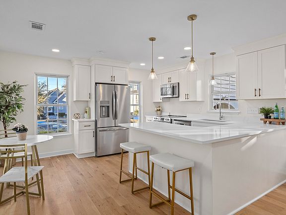 3rd image of 405 Sumter St