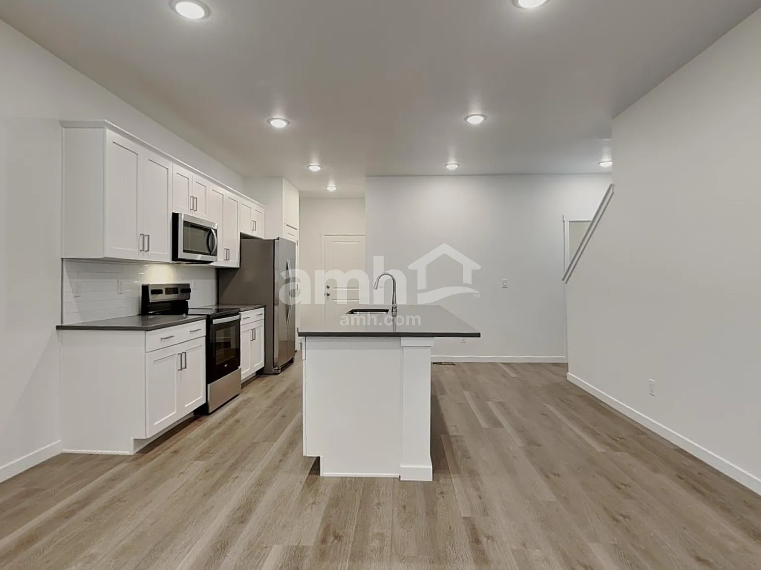5 bed, 3.5 bath, 2837 sqft, $3,480 — Photo 4
