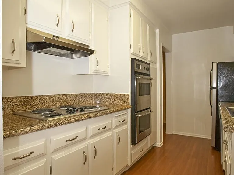 1833 Westholme Ave #207 — Photo 8