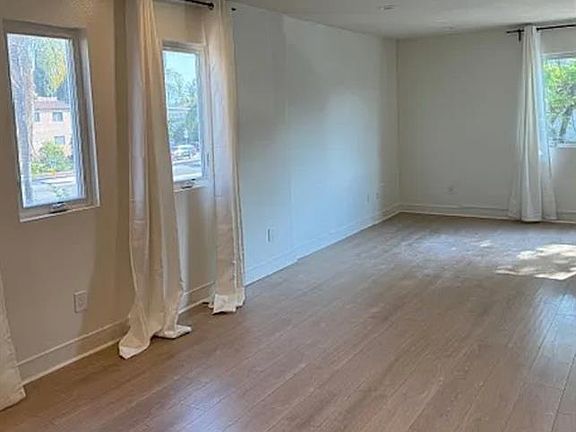 4th image of 427 N Heliotrope Dr #1/4