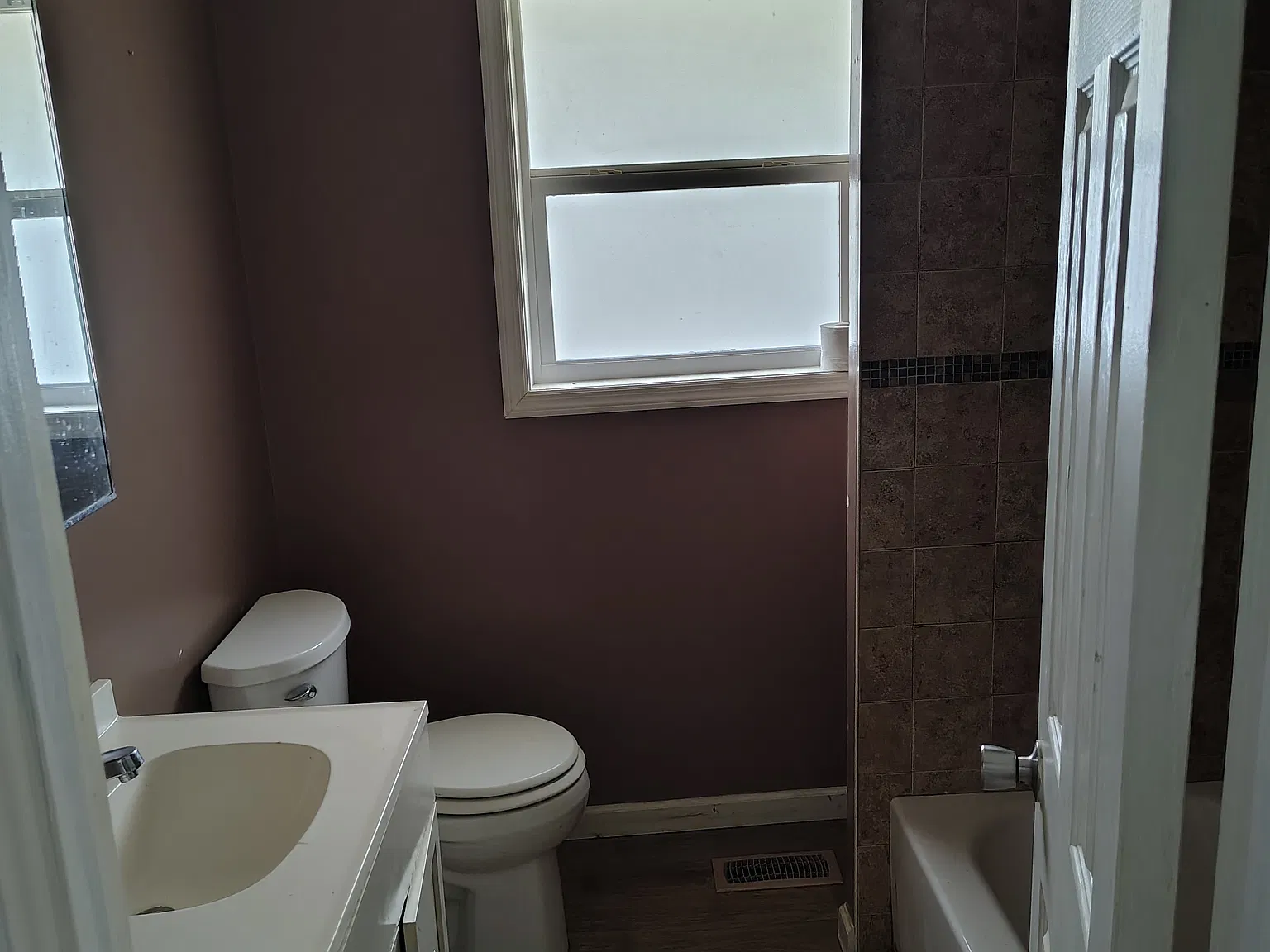 423 S Plymouth Rd NW — Photo 3
